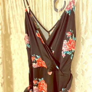 Elara Luna floral play suit NWOT!